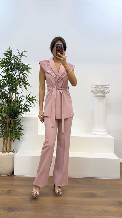 Traje con detalle de cuello empolvado